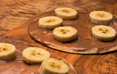 Leckere Pfannkuchen mit Schokocreme und Bananenstücken