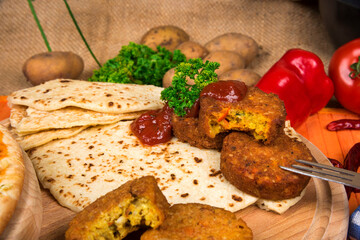 Leckeres vegetarisches Men&uuml; mit Pfannkuchen, Burgern und Beilagen