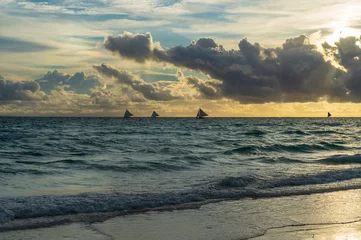 Photo sur Plexiglas Plage blanche de Boracay Dramatic sunset with with a view of salibotats over White beach in Boracay Island, Philippines.  Travel and nature.