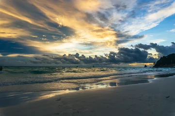Photo sur Plexiglas Plage blanche de Boracay Coucher de soleil spectaculaire avec vue sur les salibotats sur la plage blanche de l& 39 île de Boracay, aux Philippines. Voyage et nature.
