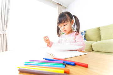 お絵かきをする子ども・教育イメージ