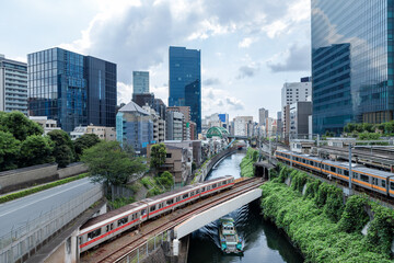 Fototapeta na wymiar 電車と神田川を船が行きかう場所、お茶の水の聖橋