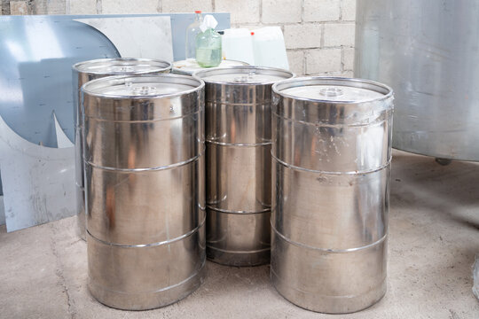 Tambos de acero para guardar el tequila en la fabrica.
