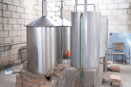 Instalaciones y equipos para la elaboración y destilación del tequila.
