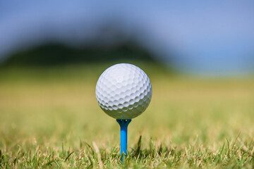 新緑が綺麗なゴルフ場のティーグラウンド