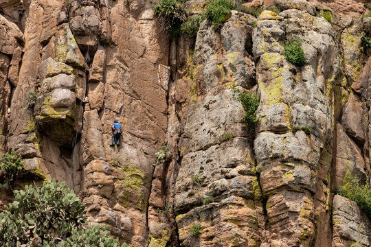 hombre fuerte escalando monta&ntilde;a 