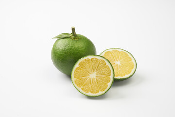 まだ熟していない日本のみかんを白背景で