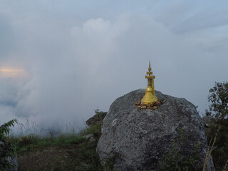 A viewpoint for sunset on the top of the hill where the pagoda is located, where the atmosphere is filled with mist that obscures the sun's rays.