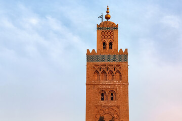 Obraz premium Koutoubia Mosque in the medina quarter of Marrakesh, Morocco. It is largest mosque in town and located near the famous public place of Jemaa el-Fna, and is flanked by large gardens.