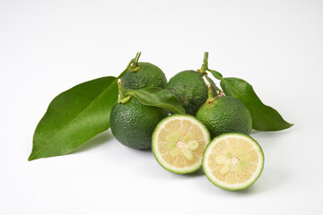 まだ熟していない日本の柚子を白背景で