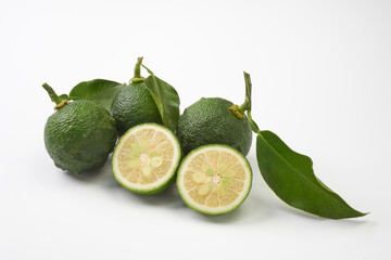 まだ熟していない日本の柚子を白背景で