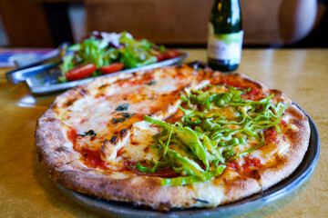 イタリアンのお店でサラダとピザランチ