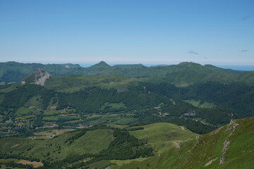 Naklejka premium panorama sur le Puy Griou et le Puy Mary depuis le Plomb du Cantal, Auvergne