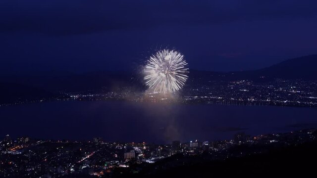 日本の諏訪湖の花火大会
