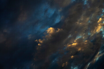 Obraz premium Dark storm clouds in the sky during sunset