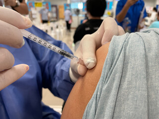 Use a syringe to vaccinate against the virus.