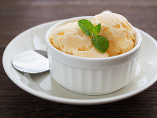 ミントの葉を添えたバニラアイスクリーム