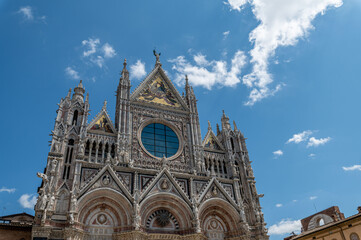 Fototapeta na wymiar facade of the cathedral of siena