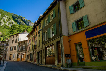 Fototapeta na wymiar street view on the village of pont en royans