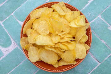plat de chips sur une table