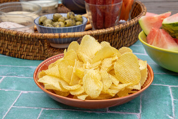 plat de chips sur une table