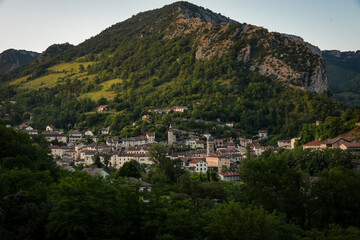 Fototapeta na wymiar view on the village of pont en royans onthe evening