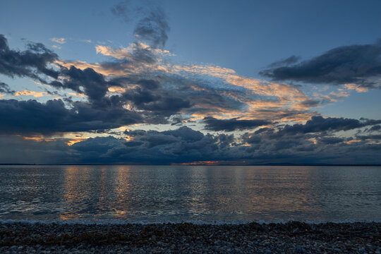 Atmospheric cloud image at sunset on the lake