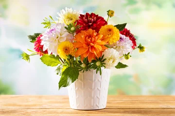 Türaufkleber Herbststillleben mit Gartenblumen. Schöner herbstlicher Blumenstrauß in Vase auf Holztisch. Bunte Dahlie und Chrysantheme. © Svetlana Kolpakova