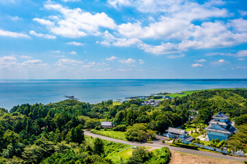 Fototapeta premium 夏のかすみがうら市歴史博物館と霞ヶ浦（茨城県）