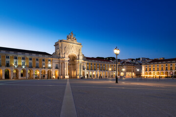 Fototapeta premium View of the Commerce Square (Praca do Comercio) and the Rua Augusta triumphal arch, in the city of Lisbon, Portugal, at dusk.