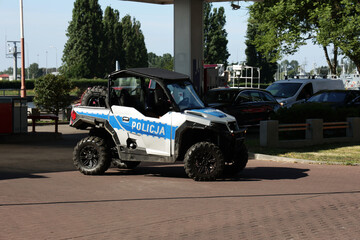 Pojazd specjalny, do małego terenu policji nadmorskiej.  - obrazy, fototapety, plakaty