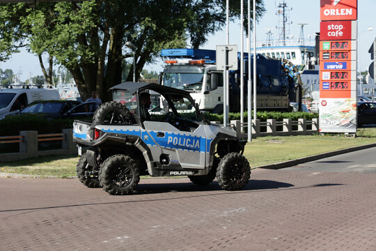 Pojazd specjalny, do małego terenu policji nadmorskiej. 