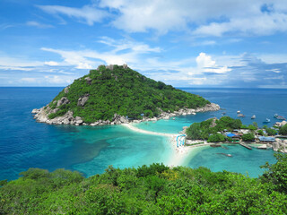 Naklejka premium Tropical island with ocean