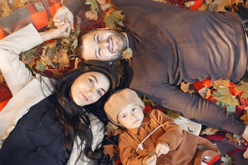 Obraz na płótnie Canvas Family with little daughter in a autumn park