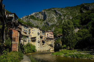 Fototapeta na wymiar view on the town of pont en royans
