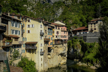 Fototapeta na wymiar view on the town of pont en royans