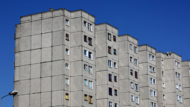 Stare komunistyczne bloki z wielkiej płyty w europie wschodniej. 