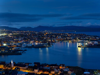 Obraz premium Blick über den Hafen und die Hauptstadt der Färöer, Tórshavn in der Dämmerung