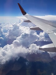 Fototapeta premium Airplane wing in the blue sky