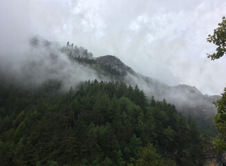 Brouillard sur les montagne des Hautes-Alpes