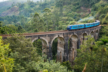 Train on the Nine Arch Bridge. Ella, Sri Lanka. - obrazy, fototapety, plakaty