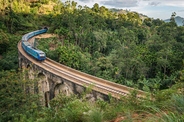 Train on the Nine Arch Bridge. Ella, Sri Lanka. - obrazy, fototapety, plakaty