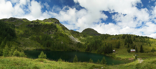 Fototapeta na wymiar Bergpanorama mit dem Wirpitschsee im Salzburger Lungau