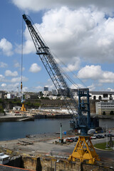 Fototapeta na wymiar Grue portuaire à Brest dans le Finistère