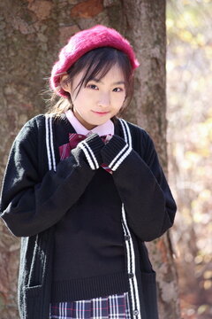 ベレー帽の学生　木の幹
