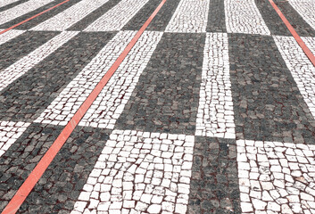 Moderna calçada portuguesa feita de pedra calcária e pedra de basalto.
