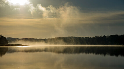 Obraz na płótnie Canvas Mgła nad jeziorem o poranku.