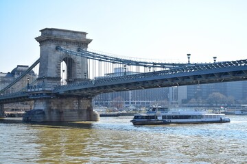 Obraz premium The Széchenyi Chain Bridge is a suspension bridge that spans the River Danube between Buda and Pest, the western and eastern sides of Budapest.