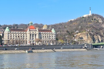 Obraz premium The Liberty Statue along the Danube River in Budapest, HUNGARY.