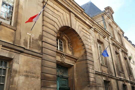 Fa&ccedil;ade et portail d'entr&eacute;e du b&acirc;timent du Tribunal administratif de Paris, h&ocirc;tel d'Aumont (France)